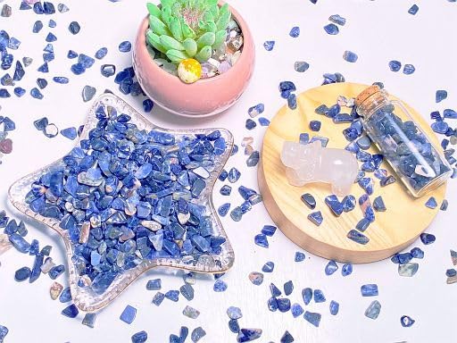 YATOJUZI Blue Sodalite 1LB Aquarium Gravel Rocks Bulk Wholesale Tumbled Crystals Stones Chips Crushed Reiki Energy Balancing Gemstones for Planters Vase Filler Fountain Fish Tank Potted Decor