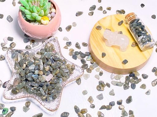 YATOJUZI Labradorite 1LB Aquarium Gravel Rocks Bulk Wholesale Tumbled Crystals Stones Chips Crushed Reiki Energy Balancing Gemstones for Planters Vase Filler Fountain Fish Tank Potted Decor